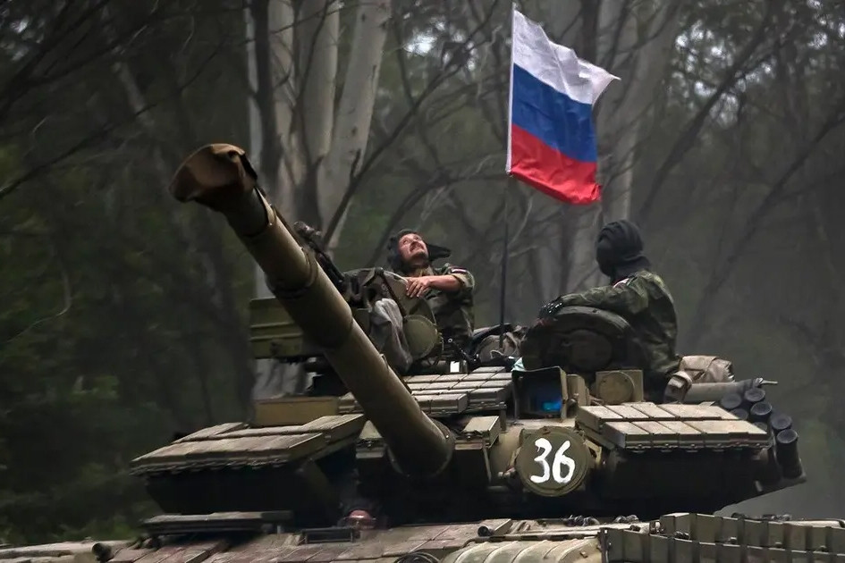 Cờ Nga ở thành trì Kiev tại Donetsk, Pháp ủng hộ EU mở đàm phán kết nạp Ukraine