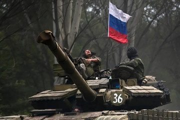 Cờ Nga ở thành trì Kiev tại Donetsk, Pháp ủng hộ EU mở đàm phán kết nạp Ukraine