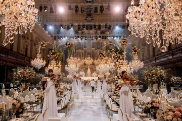 Đám cưới đẹp như mơ với 15.000 bông hồng, chiếc bánh cao 1,8m gần 300 triệu đồng