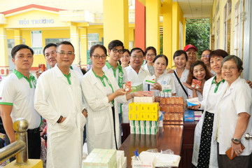 Dược phẩm Phong Phú khám bệnh, tặng thuốc cho người dân Trà Vinh, Bến Tre