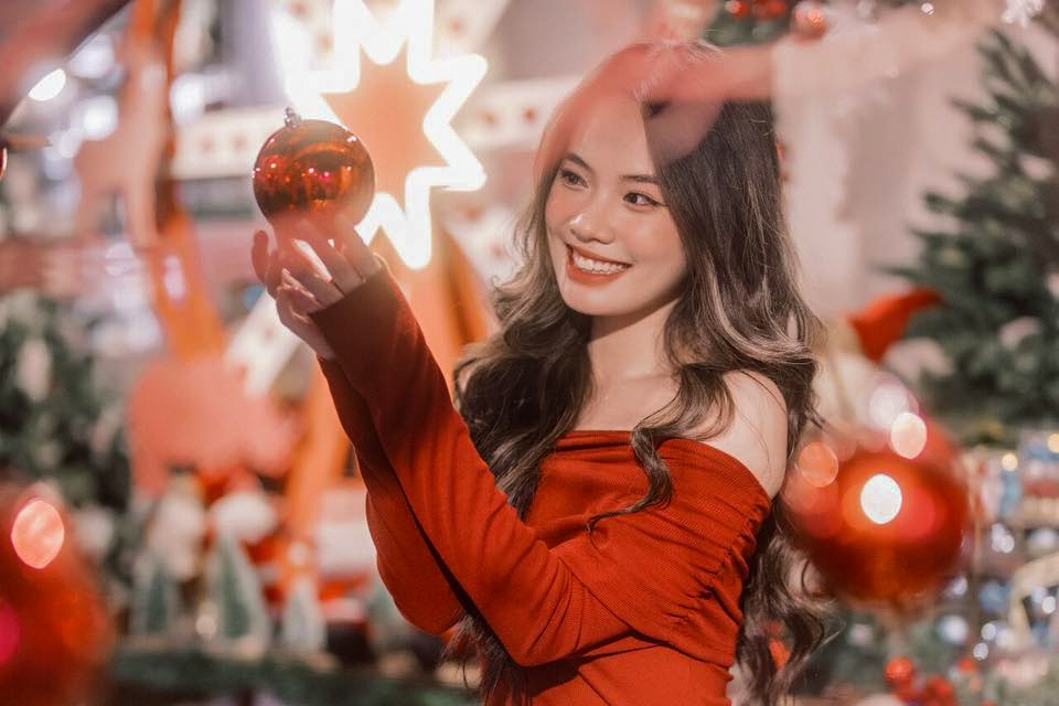 Người TP.HCM 'lên đồ' xuống đường chơi Noel sớm