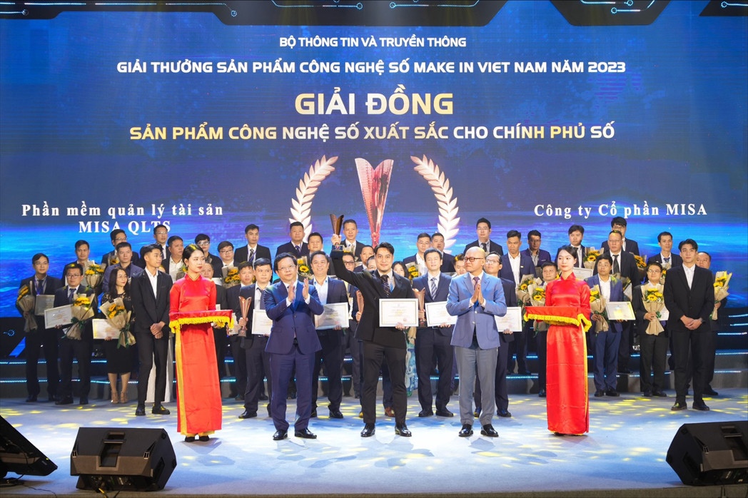 Ông Trần Mạnh Dũng - đại diện Khối Kinh doanh Hành chính sự nghiệp của MISA nhận giải Đồng ở hạng mục Sản phẩm công nghệ số xuất sắc cho Chính phủ số với MISA QLTS