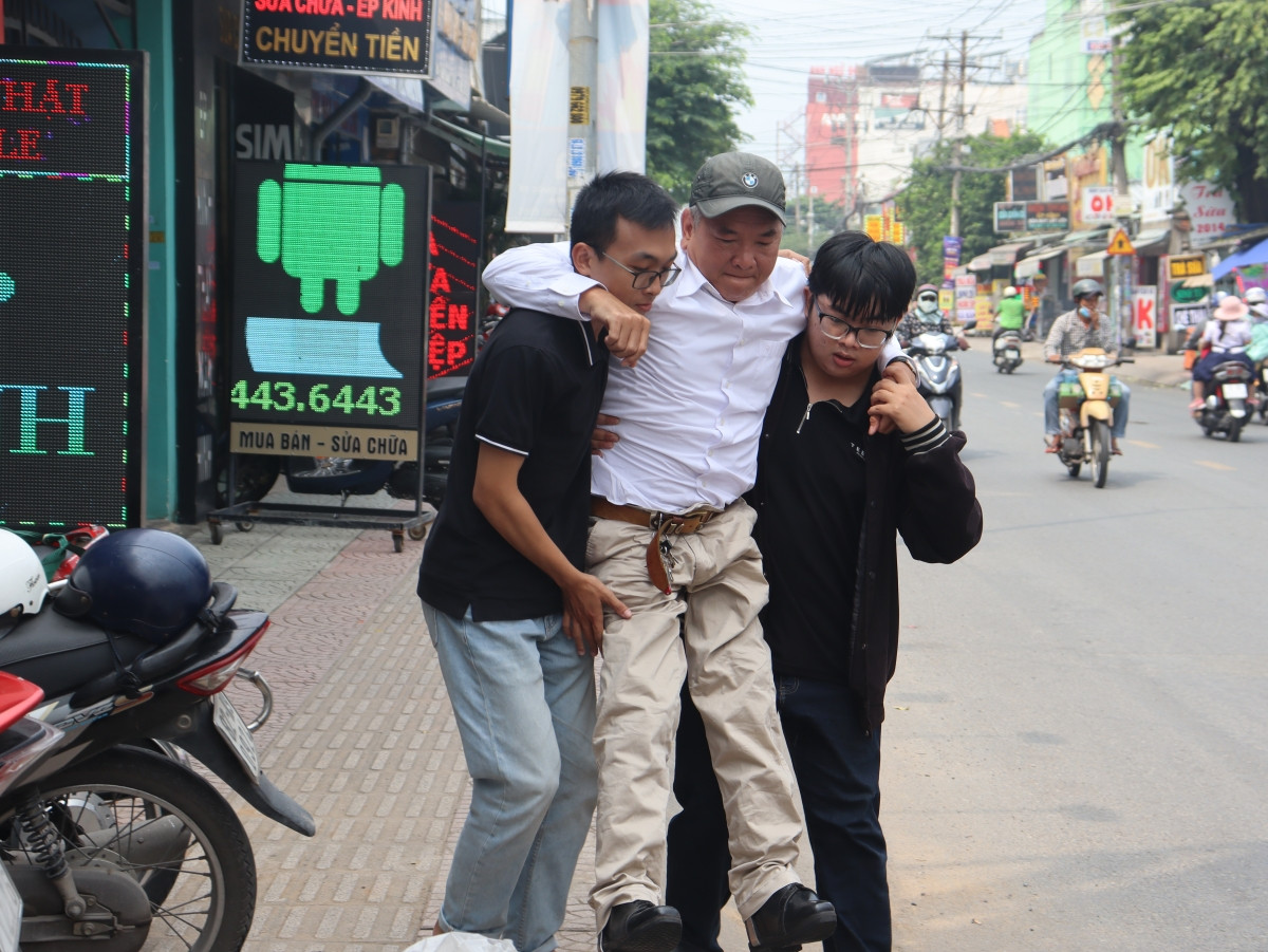 anh 1 cac ban sinh vien ho tro anh ho tan vinh thu vest cuoi anh vuon tram namjpg.jpg