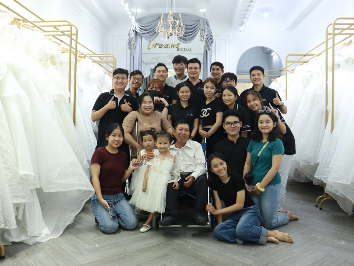 anh 2 nhom sinh vien cung cap doi khuyet tat trong ngay thu ao cuoi anh vuon tram namjpg.jpg