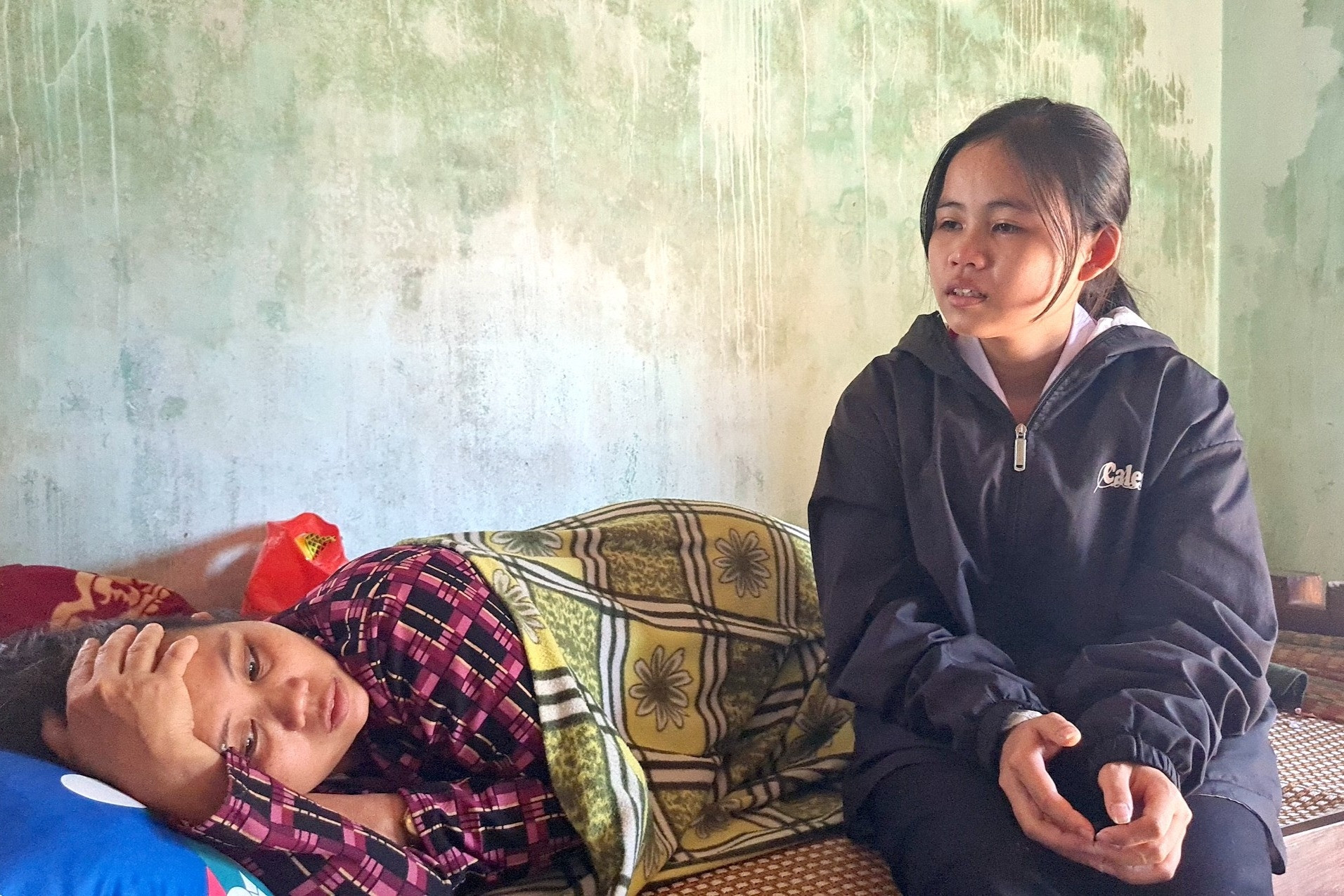 Bệnh viện cử bác sĩ đến nhà chữa bệnh cho mẹ của nữ sinh 'bom hàng'