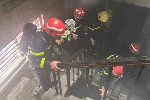 Cháy nhà 4 tầng ở TP.HCM, nhiều người thoát nạn