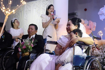 Cô dâu bật khóc trong đám cưới do sinh viên trường Nhân văn làm chủ hôn