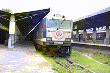 Đầu máy, toa xe lạc hậu, ngành đường sắt làm gì để hút khách?