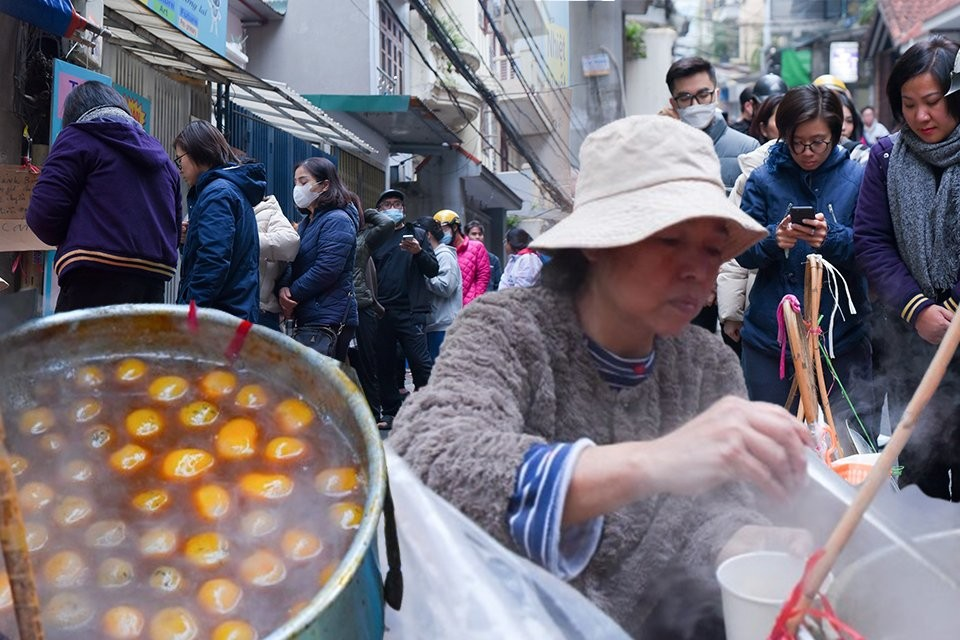 Khách 'canh giờ' xếp hàng, lặn lội chục km chờ ăn bánh trôi tàu ở vỉa hè Hà Nội