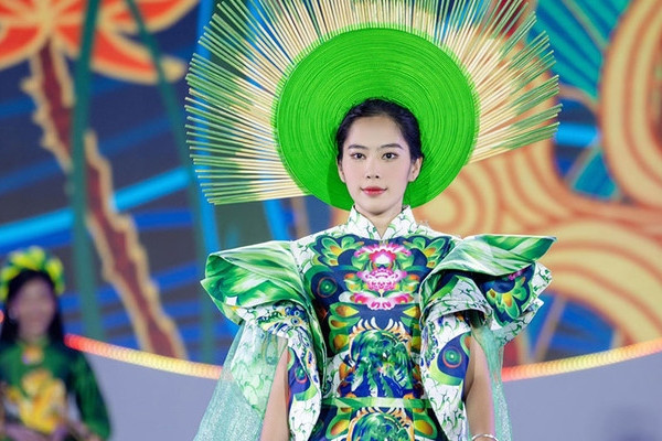 Nam Em rạng ngời trình diễn thời trang sau ồn ào mất tích