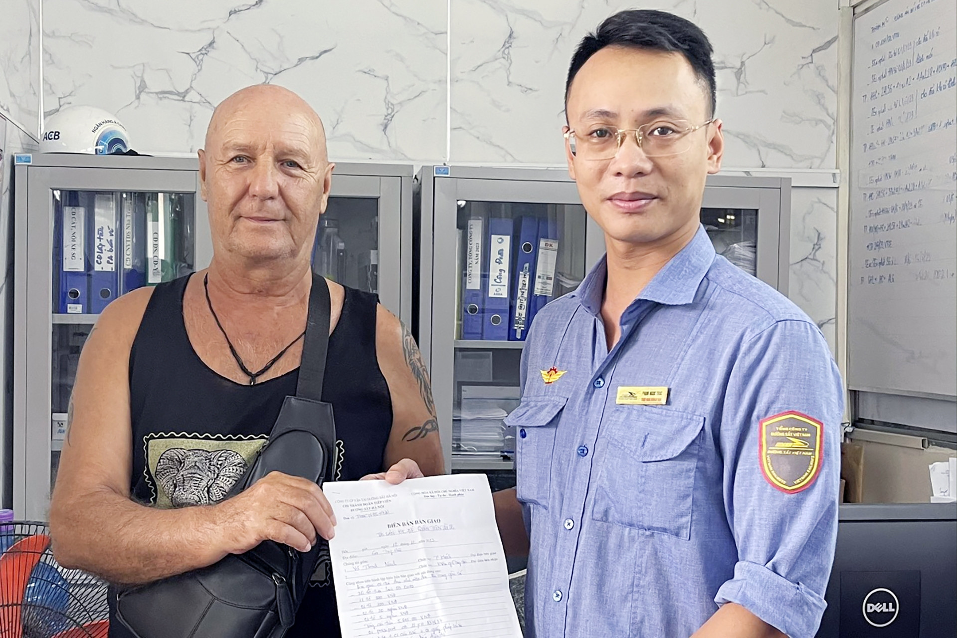 Nhân viên đường sắt trả lại túi có nhiều tiền Việt và ngoại tệ cho khách Pháp