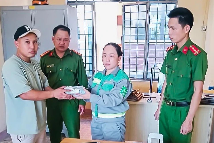 Nữ lao công nhặt được gần 100 triệu đồng trả lại người mất