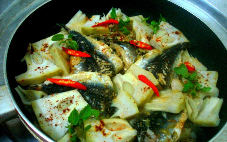 Savoring braised flying fish with young jackfruit