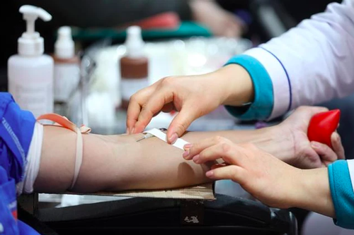 Số ca sốt xuất huyết tăng vọt ở Hà Nội khiến nhu cầu truyền tiểu cầu cao