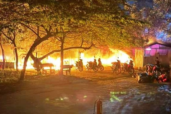 Thanh Hóa: Cháy nhà để xe Đại học Hồng Đức, hàng trăm xe bị thiêu rụi