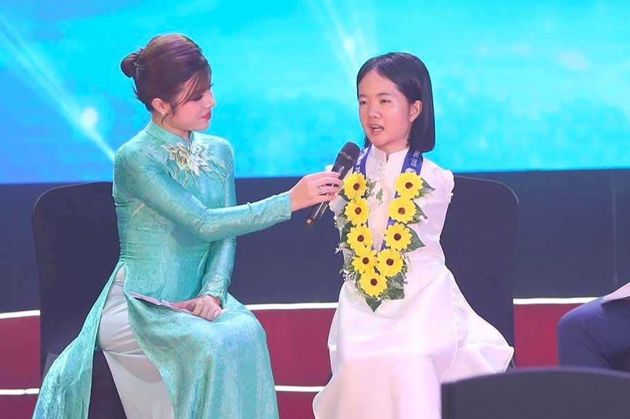 Trao giải 'Thanh niên sống đẹp' cho cô giáo được bí thư tỉnh đặc cách tuyển dụng