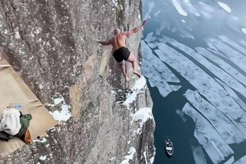 Video người đàn ông nhảy từ vách núi cao hơn 40m xuống sông băng