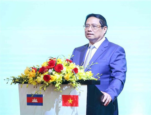 Vietnamese, Cambodian PMs attend investment forum hinh anh 1