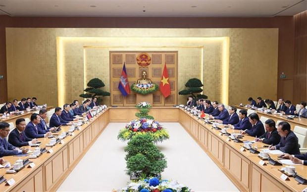 Vietnamese, Cambodian PMs discuss measures to boost bilateral ties hinh anh 1