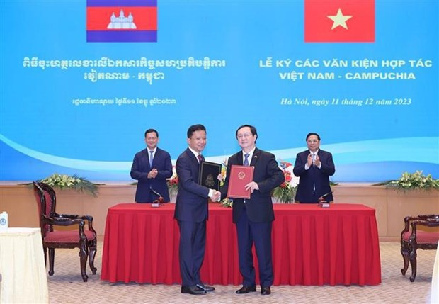 Vietnamese, Cambodian PMs discuss measures to boost bilateral ties hinh anh 2