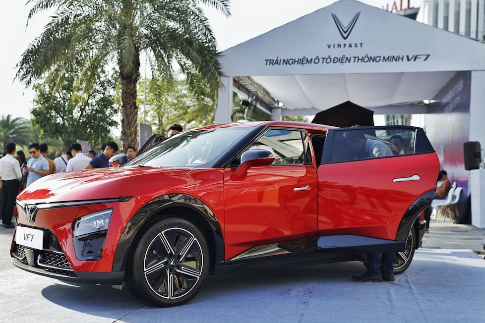 VinFast VF 7 nhận ‘cơn mưa’ lời khen từ khách lái thử