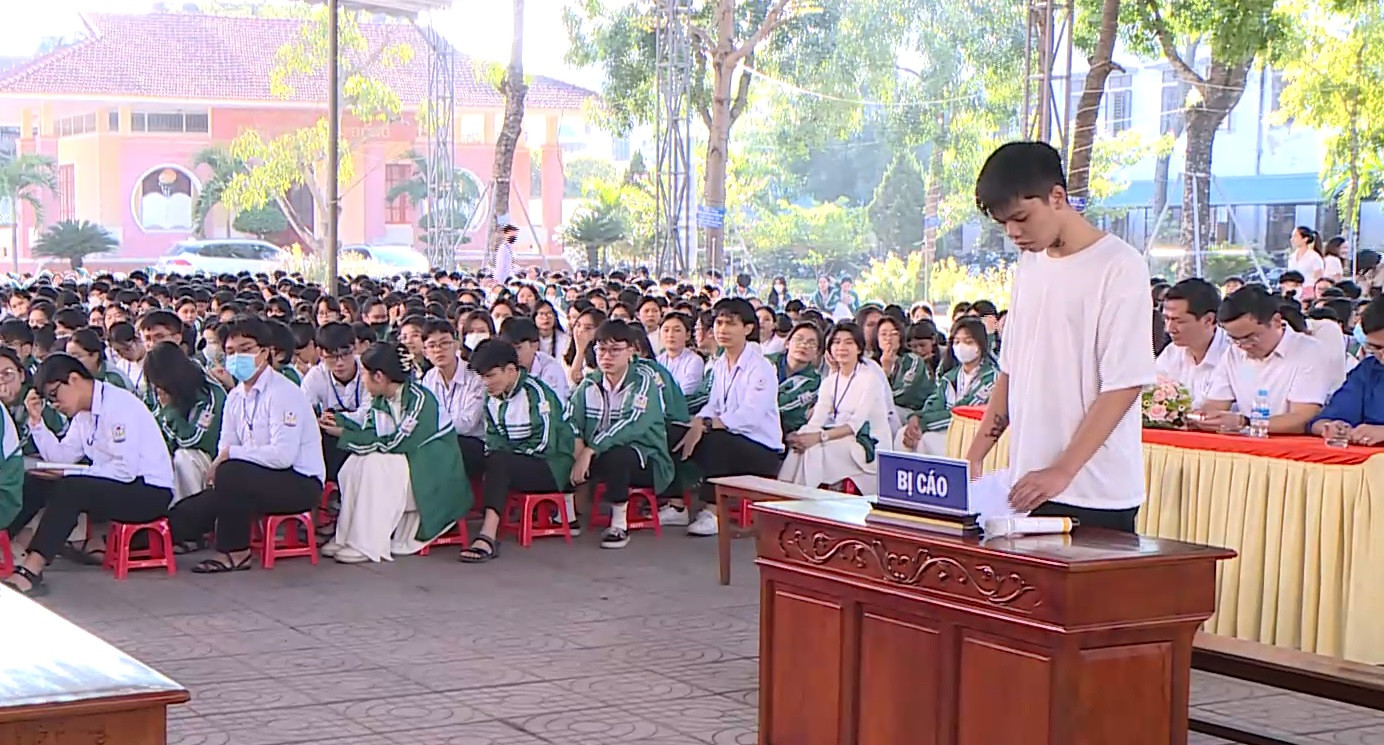 anh minh hoa huong son phien toa gia dinh.jpg