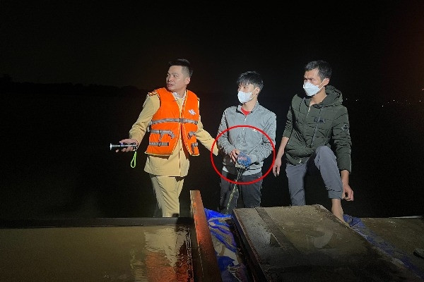 Bắt tàu 'cát tặc' trên sông Hồng, có vòi hút điều khiển từ xa