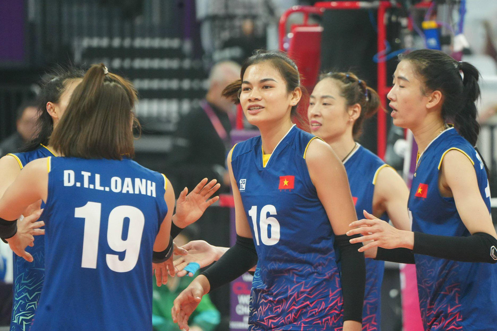 Kiều Trinh trở lại, tuyển bóng chuyền nữ Việt Nam thua Vakifbank 0-3