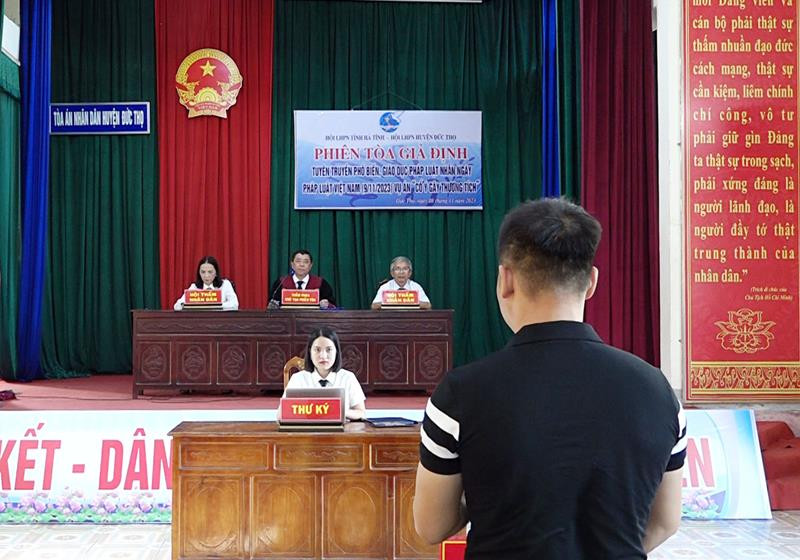 phien toa gia dinh ha tinh.jpg