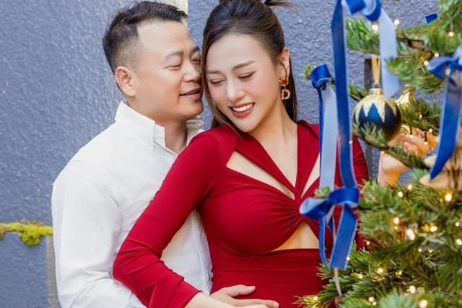 Phương Oanh sắp làm mẹ vẫn sexy cuốn hút bên Shark Bình