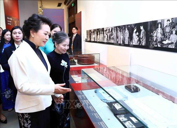 Spouses of Vietnamese, Chinese Party leaders visit Vietnamese Women's Museum hinh anh 1