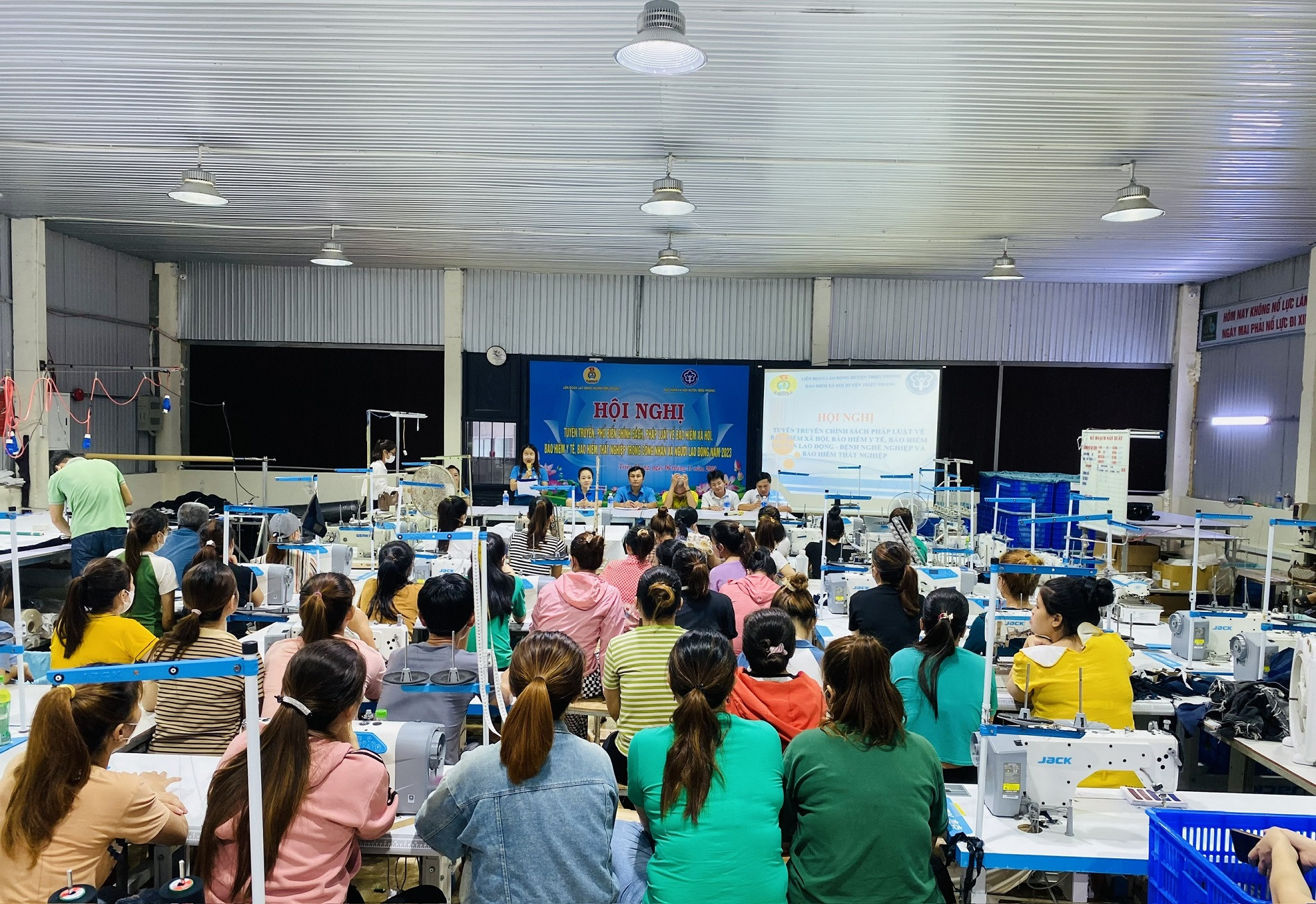 trieu phong tuyen truyen pl cho cong nhan.jpg