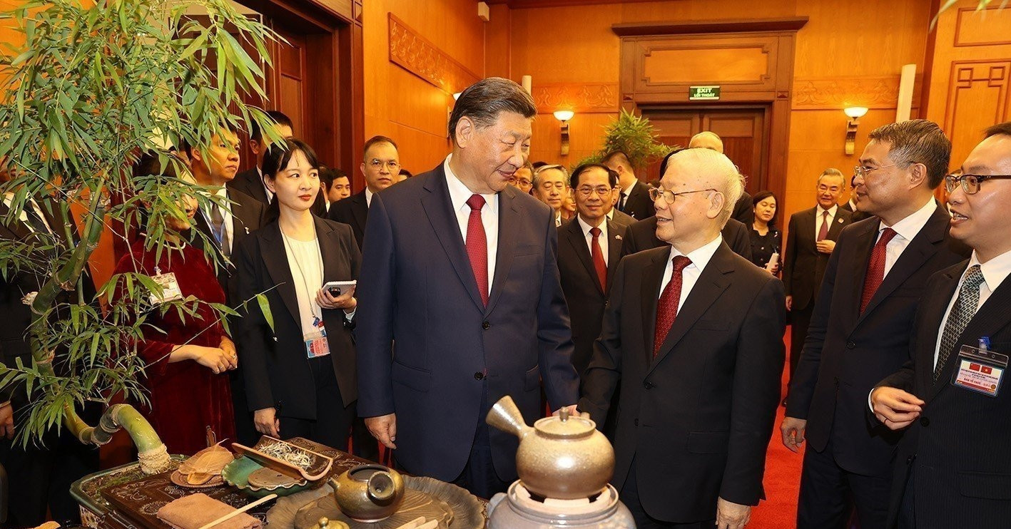 Vietnamese, Chinese Party leaders attend tea party