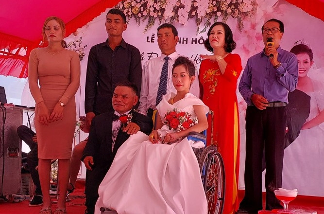 anh 2 chuyen tinh lech tuoi.jpg