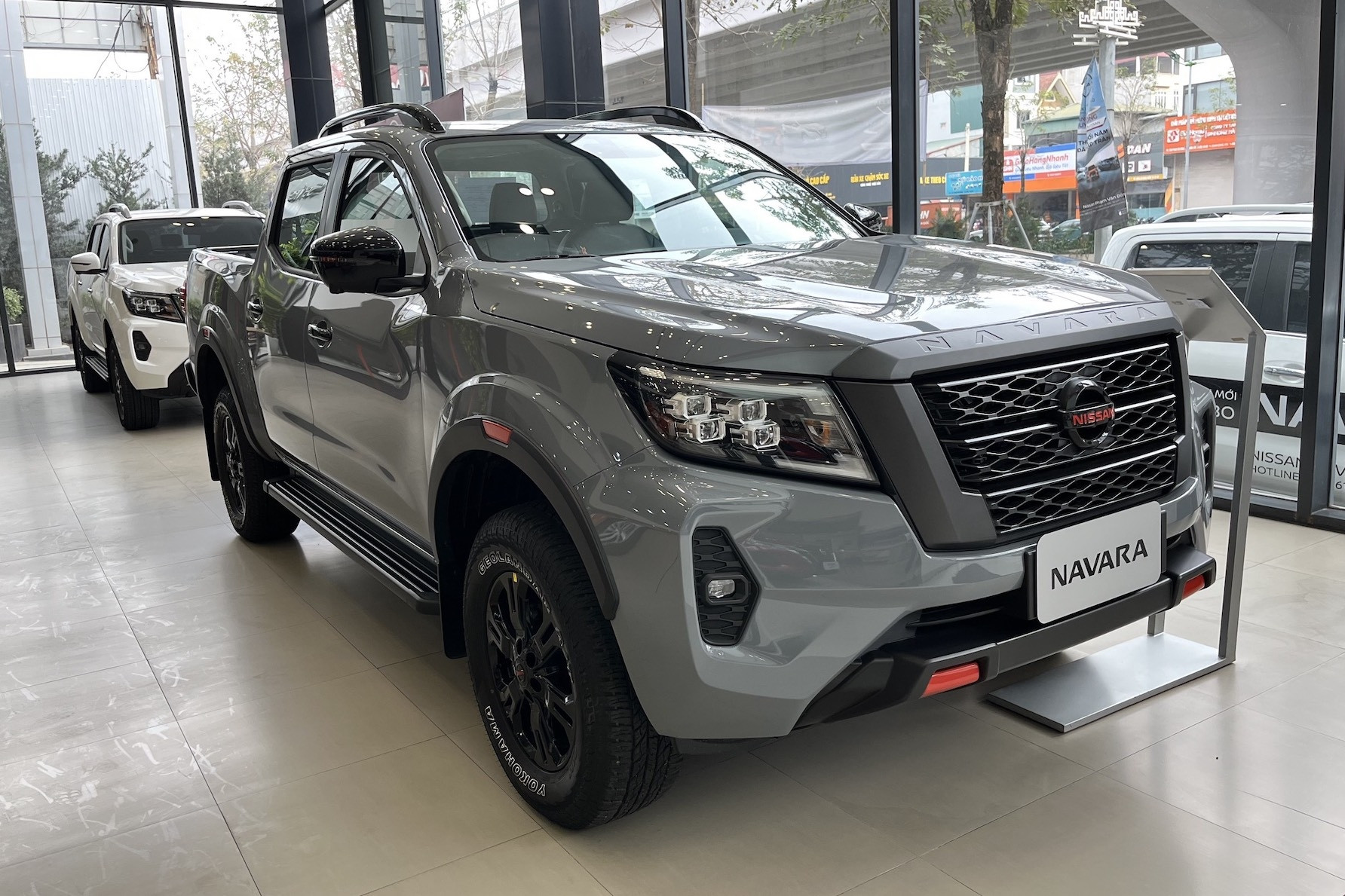 Bán tải Nissan Navara giảm sâu 140 triệu đồng đấu Mitsubishi Triton