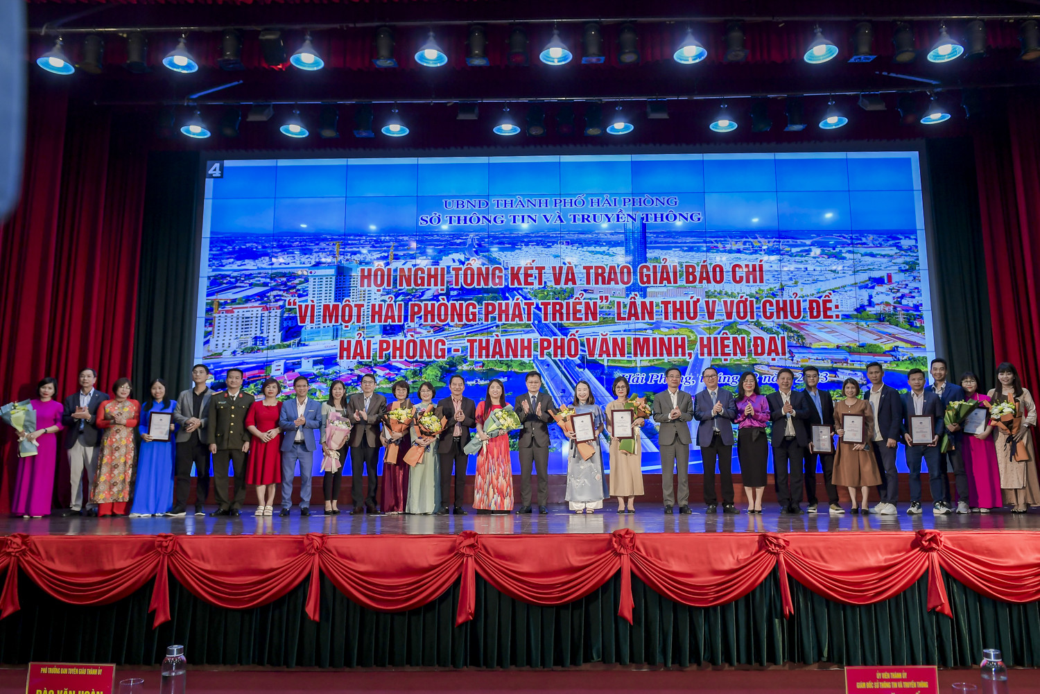 Hai phong trao giải 3.jpg