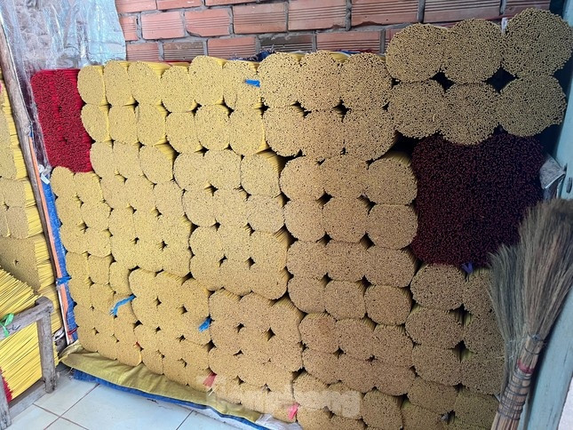 ho chi minh city s 100-year-old incense-making village busy ahead of tet picture 6