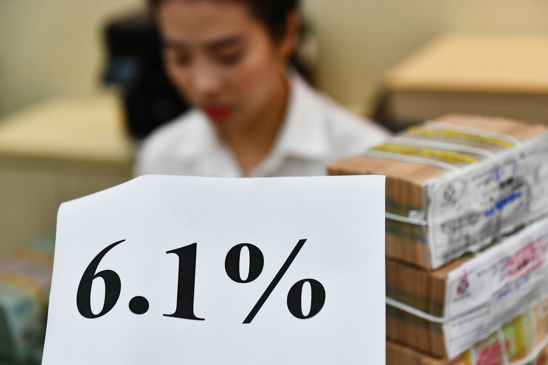 Lãi suất ngân hàng hôm nay 14/12/2023: 2 nhà băng giảm tiếp lãi suất