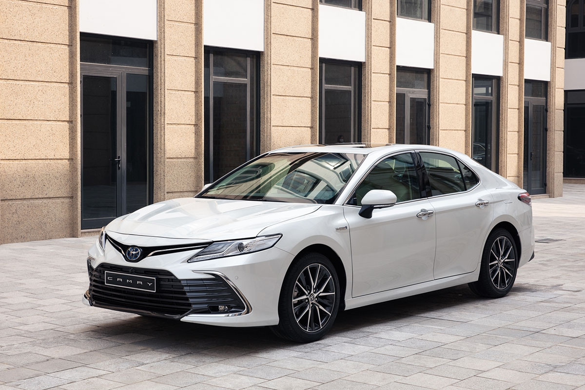 Top xe sedan giá 1 tỷ tháng 11: Toyota Camry vẫn tiếp tục lao dốc