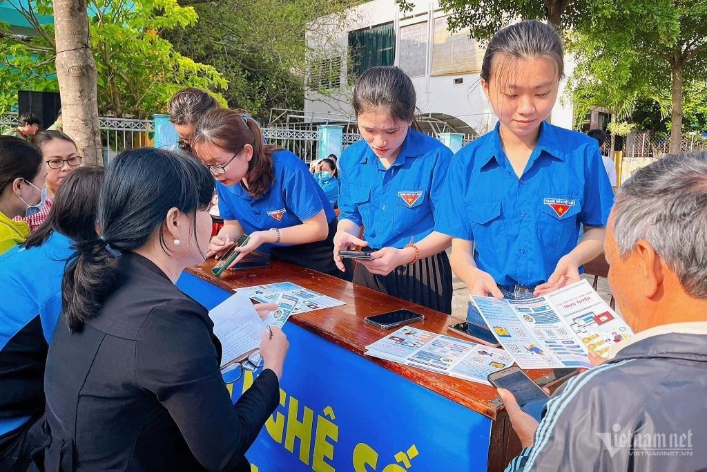 Thanh niên Bình Định hỗ trợ người dân tiếp cận với chuyển đổi số