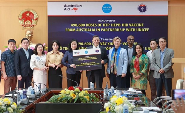 Australia gives Vietnam over 490,000 vaccine doses hinh anh 1