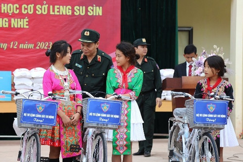 Bộ Tư lệnh Cảnh sát cơ động tổ chức chuỗi hoạt động tình nghĩa tại Điện Biên