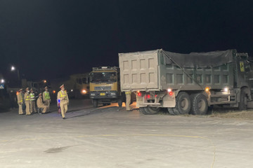 CSGT bất ngờ kiểm tra hàng loạt xe tải chở đất trong đêm ở Quảng Ninh