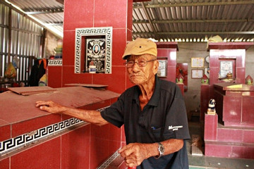 Cụ ông 101 tuổi ở Long An dựng nhà mồ, sống một mình cùng 7 ngôi mộ