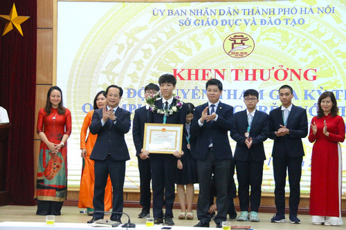 Hà Nội khen thưởng 6 học sinh giành HC Olympic Khoa học trẻ quốc tế 2023