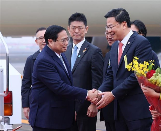 PM Chinh arrives in Tokyo, starting Japan trip hinh anh 1