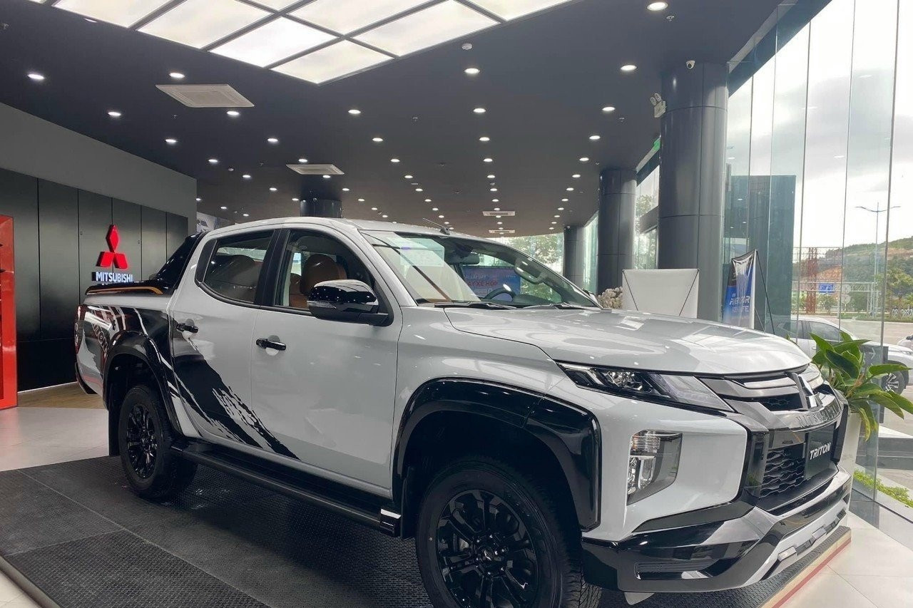 Xe bán tải tháng 11: Mitsubishi Triton 'trượt dốc',Toyota Hilux 