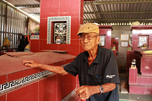 Bản tin sáng 16/12: Cụ ông 101 tuổi dựng nhà mồ, sống một mình cùng 7 ngôi mộ