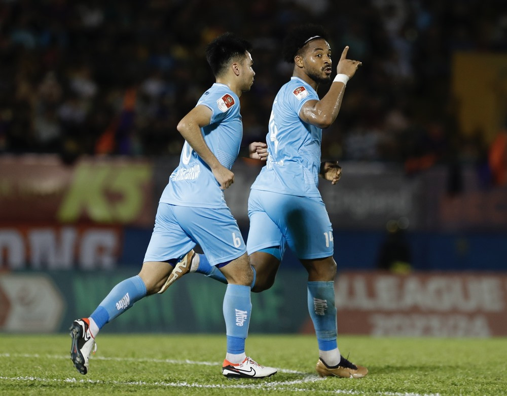 binh duong vs nam dinh 1.jpg