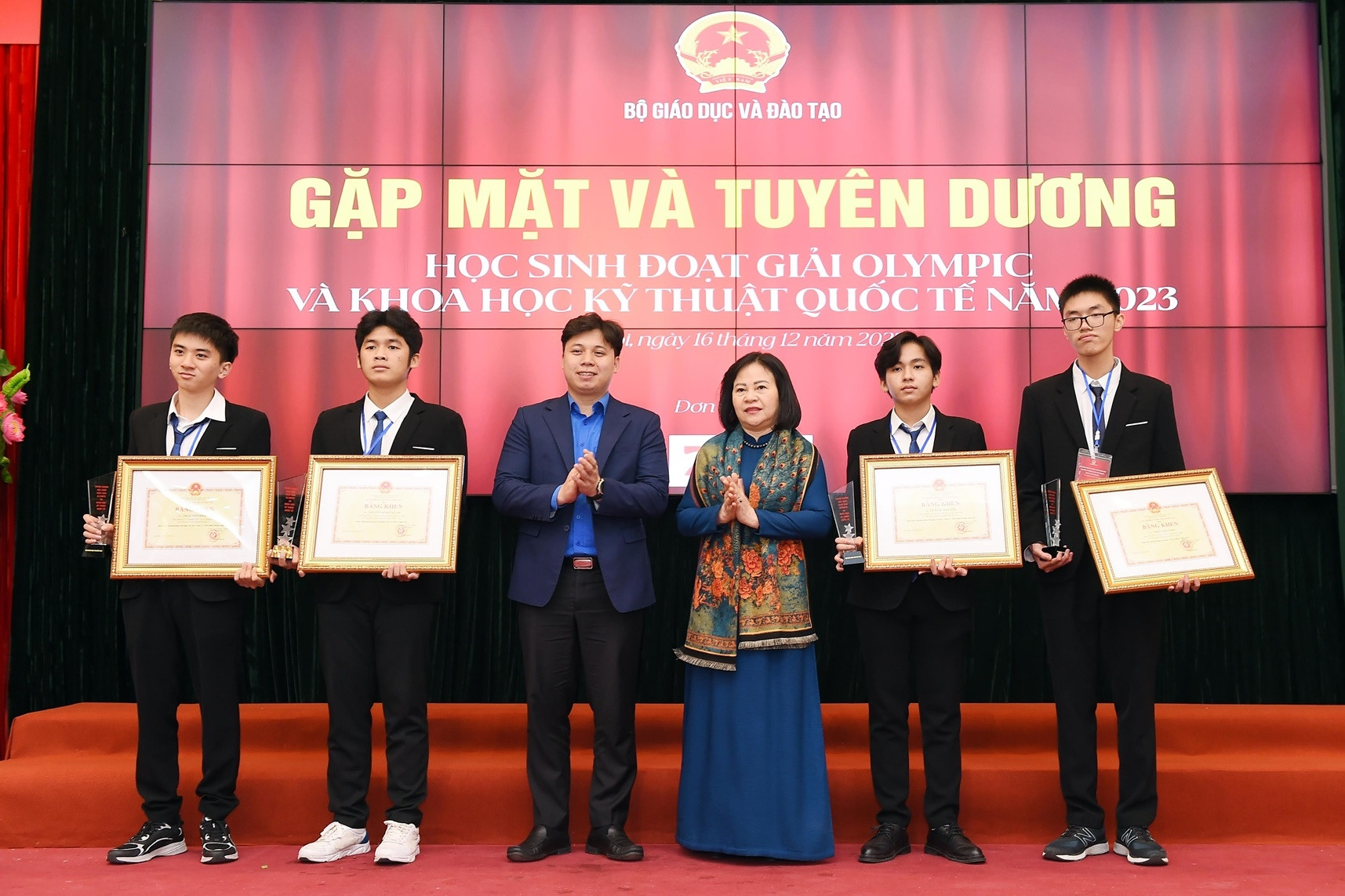 Bộ GD-ĐT tuyên dương học sinh đạt giải Olympic và Khoa học kỹ thuật quốc tế 2023